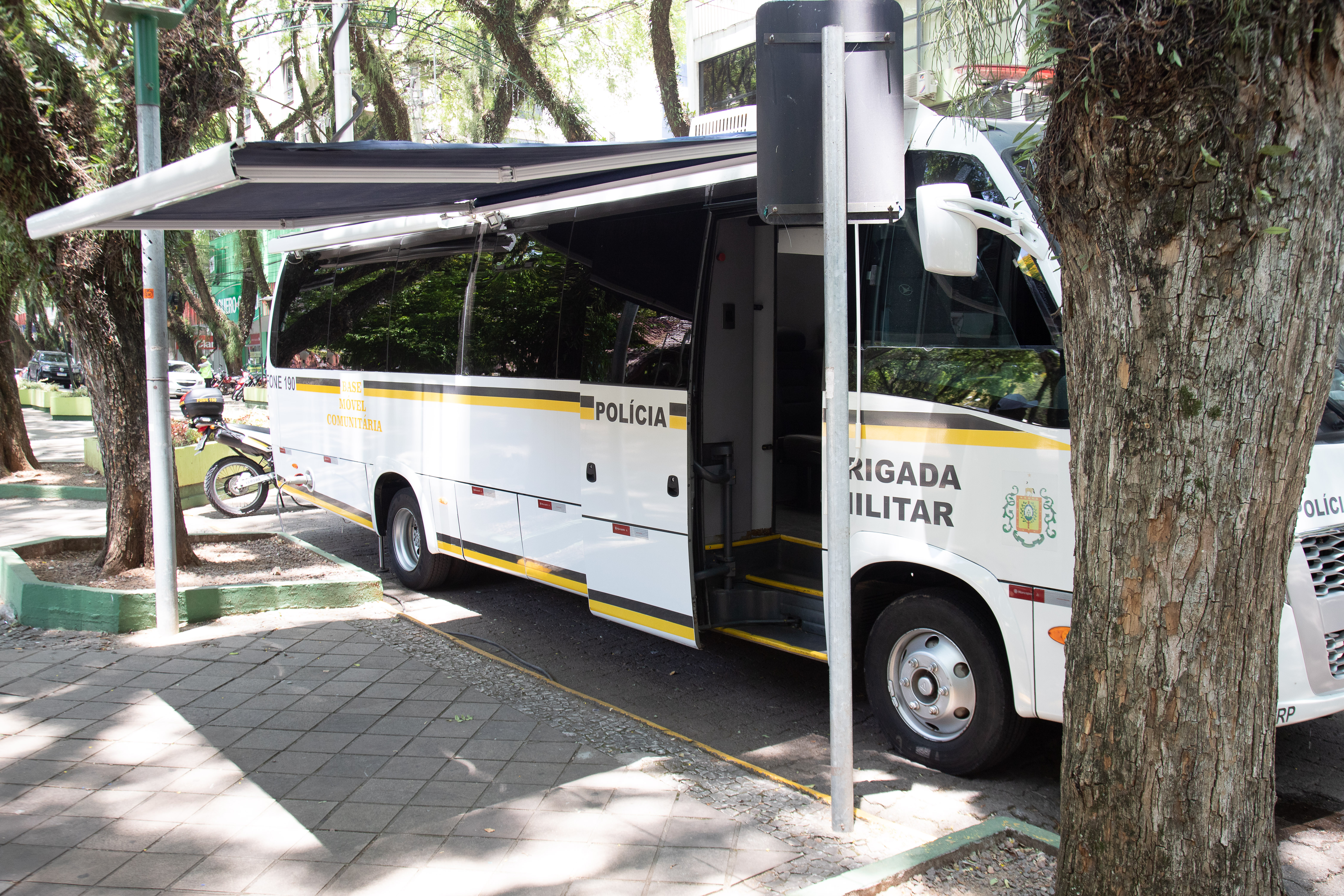 Unidade móvel que serve como Base de Comando de Controle está em funcionamento ao lado da Praça Getulio Vargas, no centro de Santa Cruz do Sul