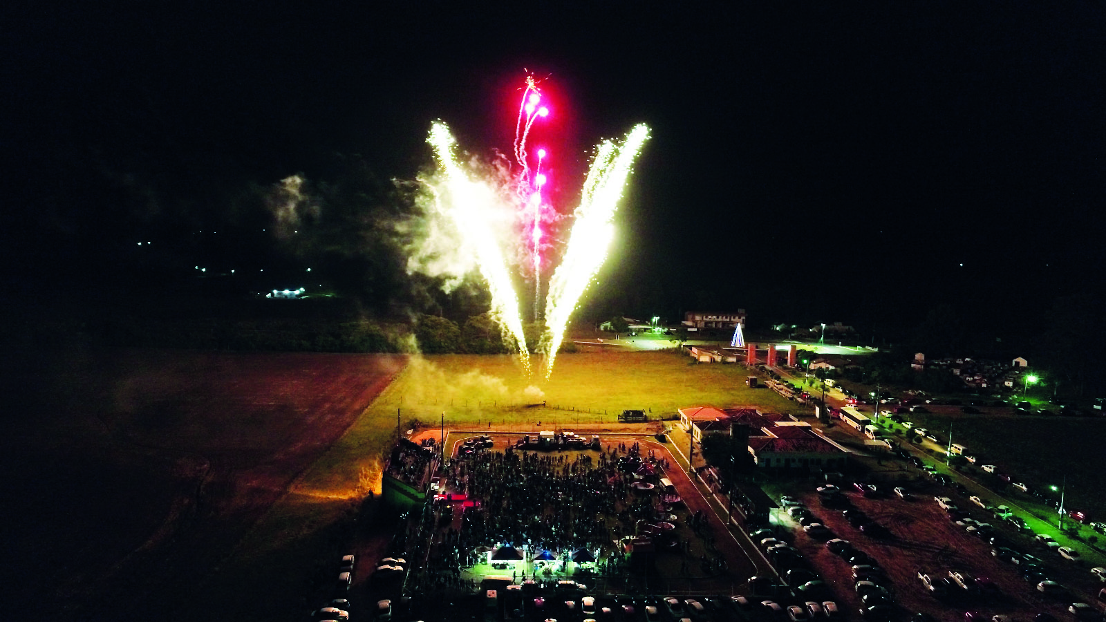 Atração principal é o tradicional show de fogos que vai colorir o céu 