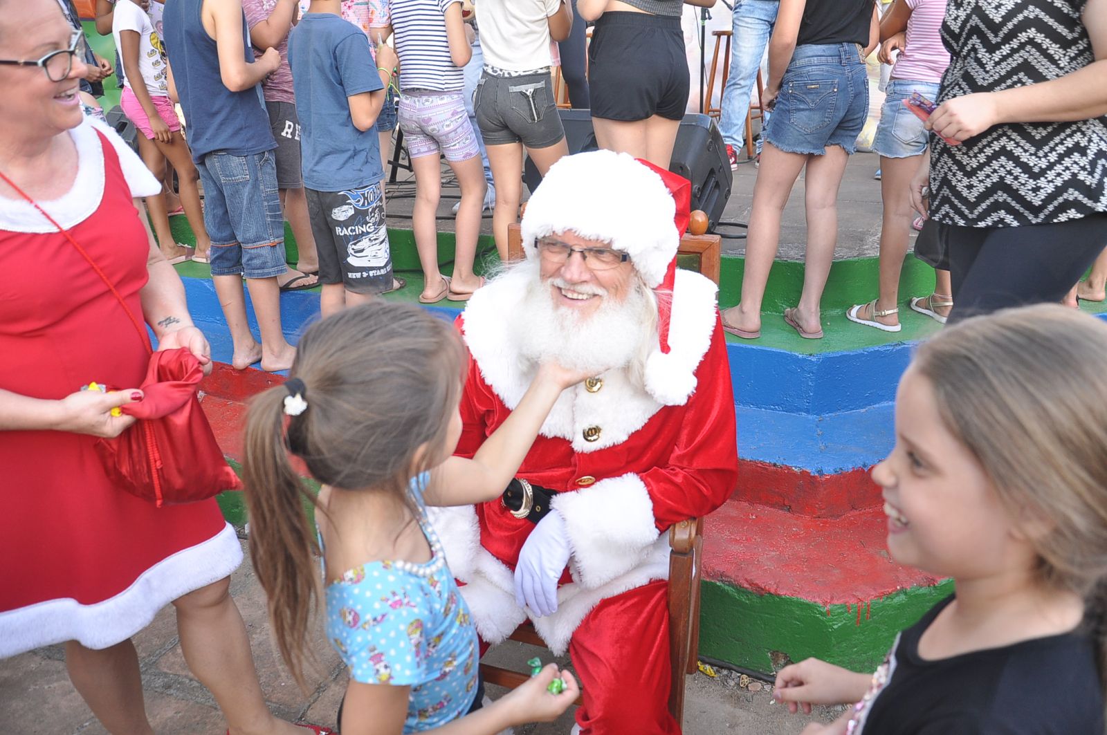 New Boys distribuiu cerca de 450 brinquedos para as crianças do bairro