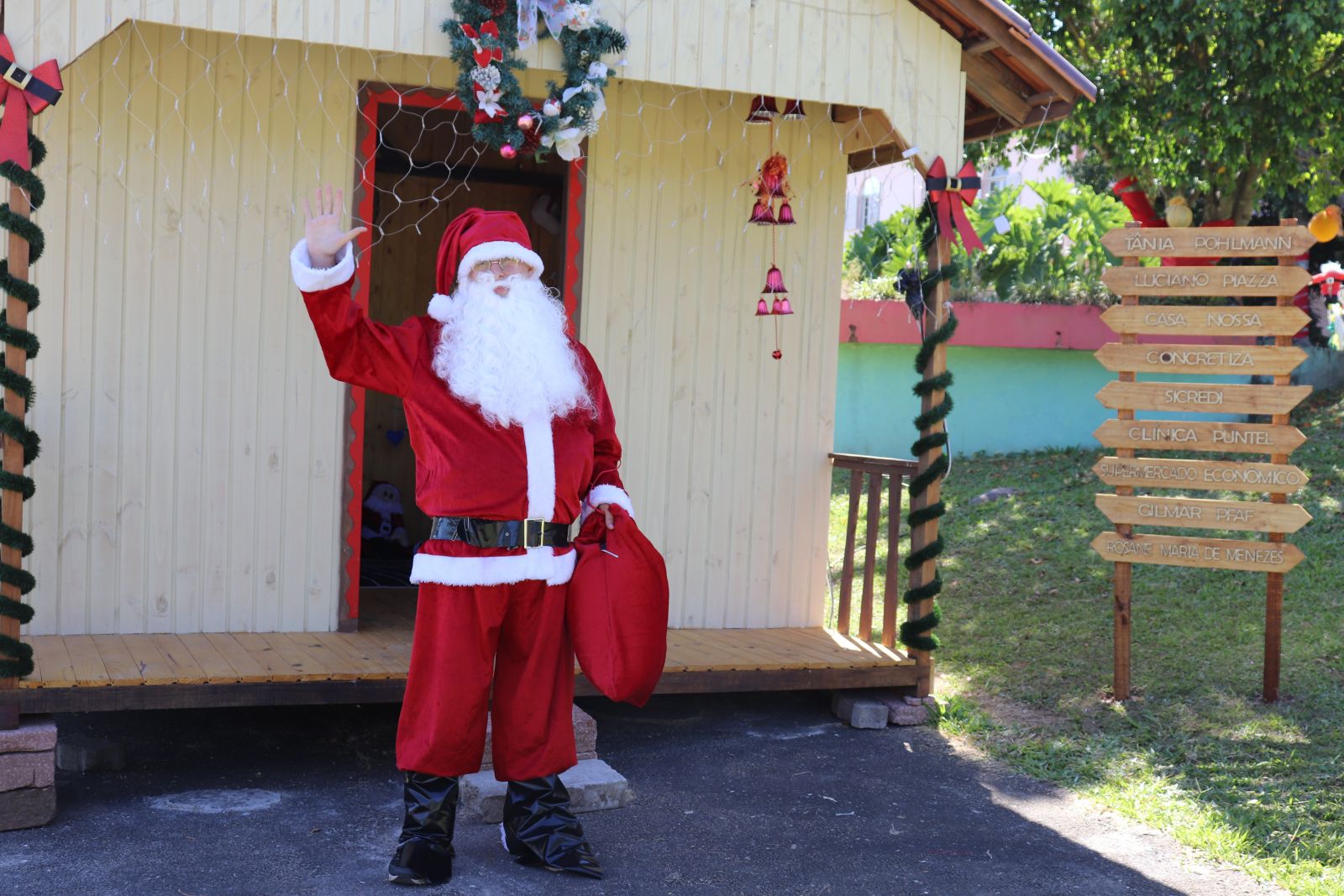 Papai Noel está esperando os visitantes em sua casinha, construída ao lado do Centro Desportivo Municipal 