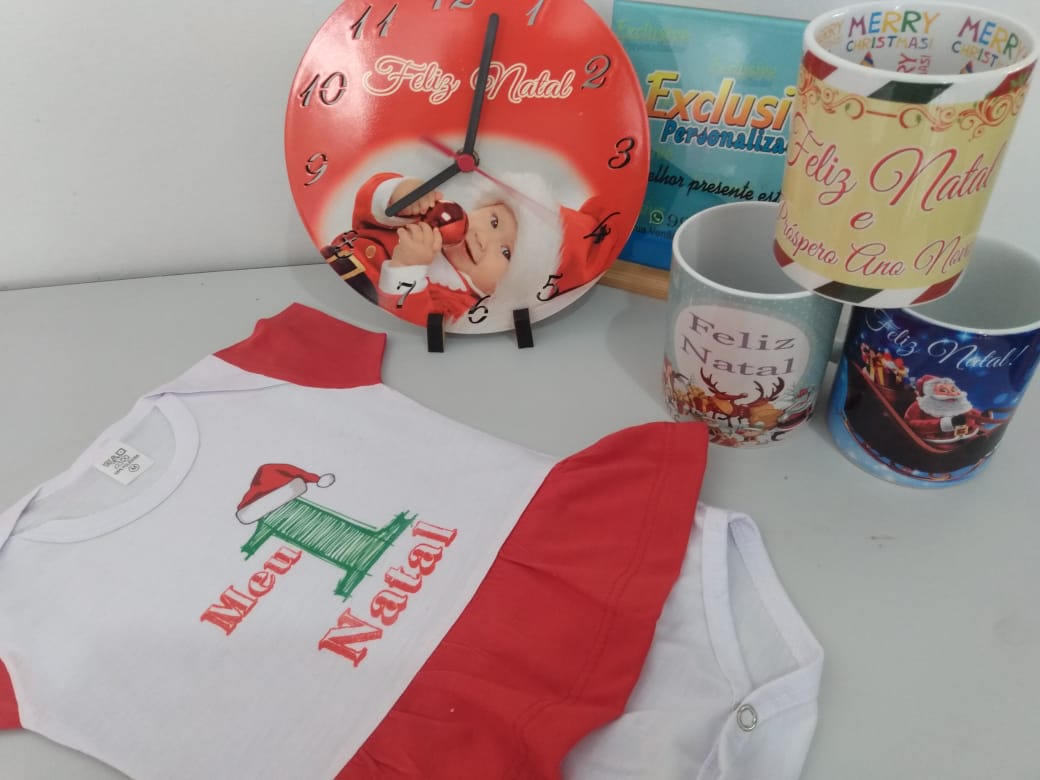 A empresa personaliza fotografias em produtos