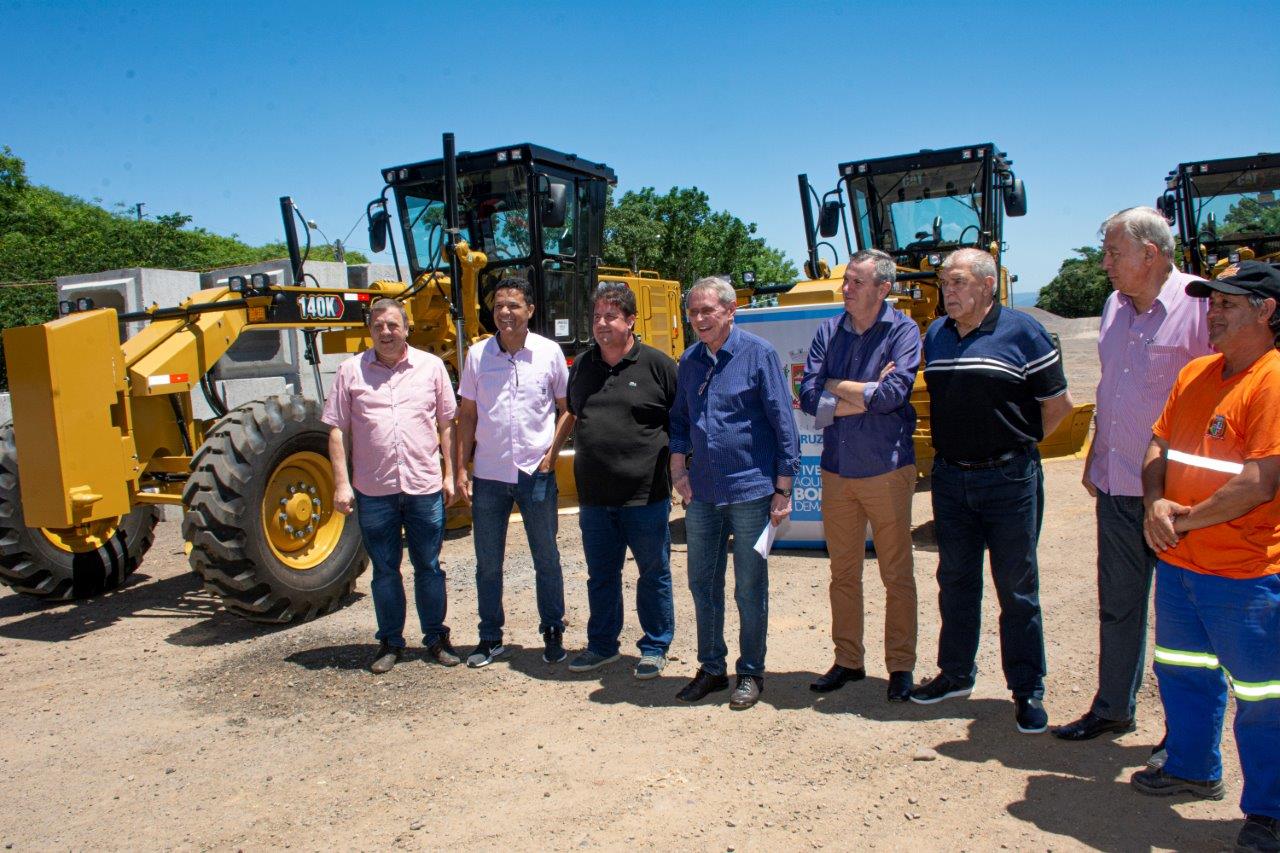 Segundo o prefeito, nos próximos dias ainda serão entregues seis retroescavadeiras e dois caminhões