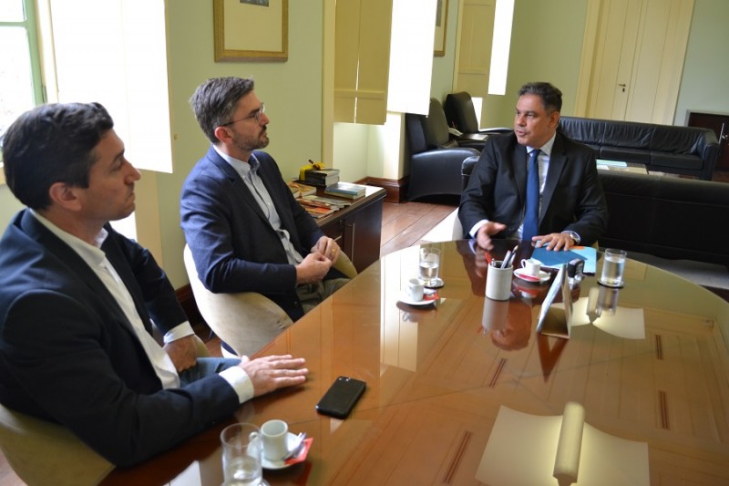 Franchi e Crivelaro, ambos da Receita Estadual, levaram documento para o subprocurador-geral Marcelo Dornelles, do MP