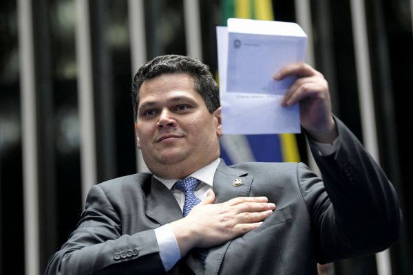 Senador Davi Alcolumbre (DEM-AP) exibe cŽdula de vota‹o