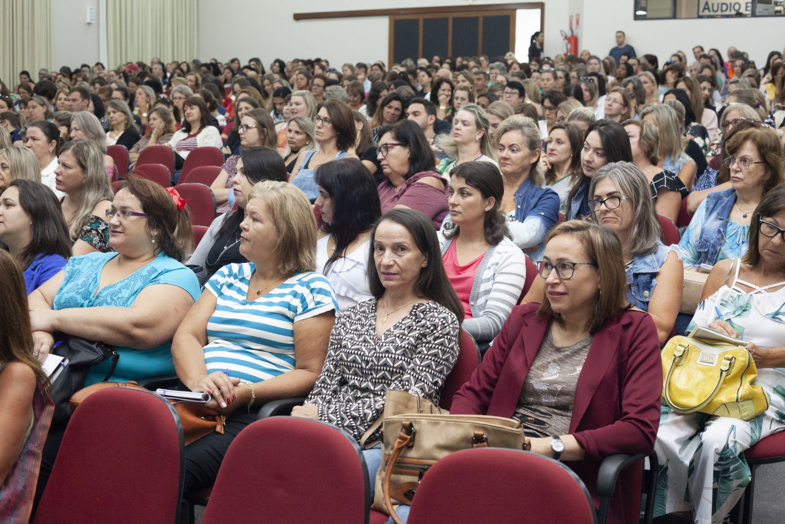 Cerca de 800 professores participaram do encontro no auditório central da Unisc