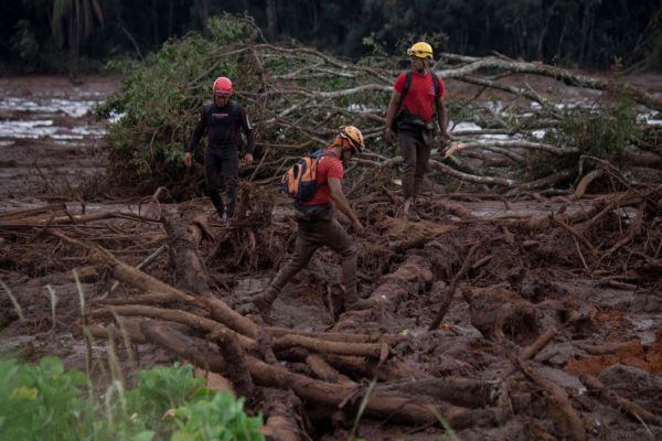 Bombeiros procuram por corpos na região coberta de lama próximo a Brumadinho
