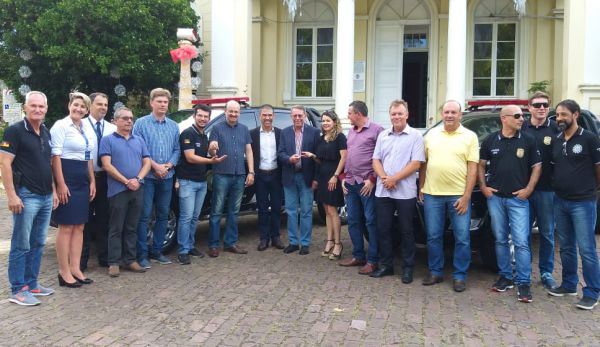 O prefeito Telmo Kirst entregou as chaves aos delegados presentes