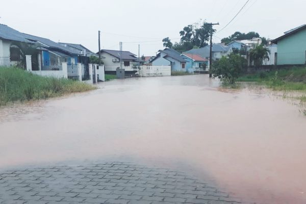 Neste domingo pontos de Santa Cruz, como o bairro Germânia enfrentaram alagamentos