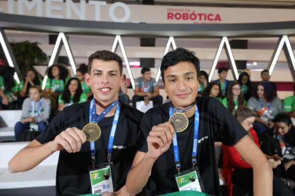 Cristiano (à dir.) ganhou junto do colega Emerson Moraes a etapa seletiva nacional em julho de 2018 em Brasilia