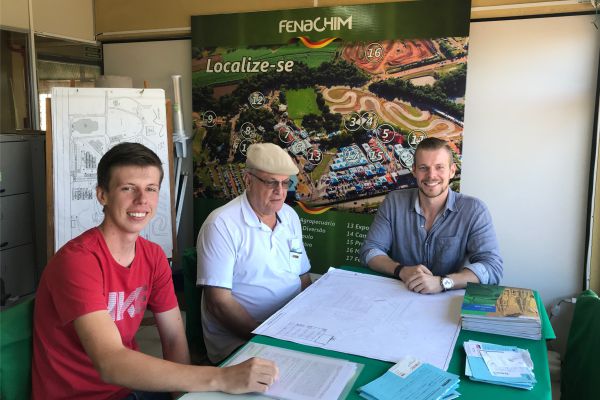 Marcos Hüttmann, à direita, coordena equipe da Feira