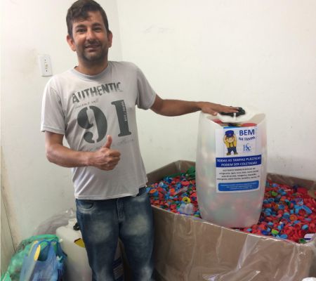 O funcionário do HSC Cristiano Melchiors organiza toda a arrecadação dos materiais recicláveis 