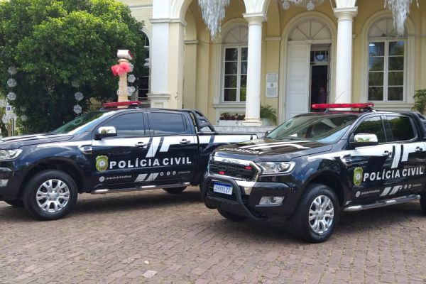 A entrega das duas viaturas Ford Ranger XLT foi realizada em frente ao Palacinho