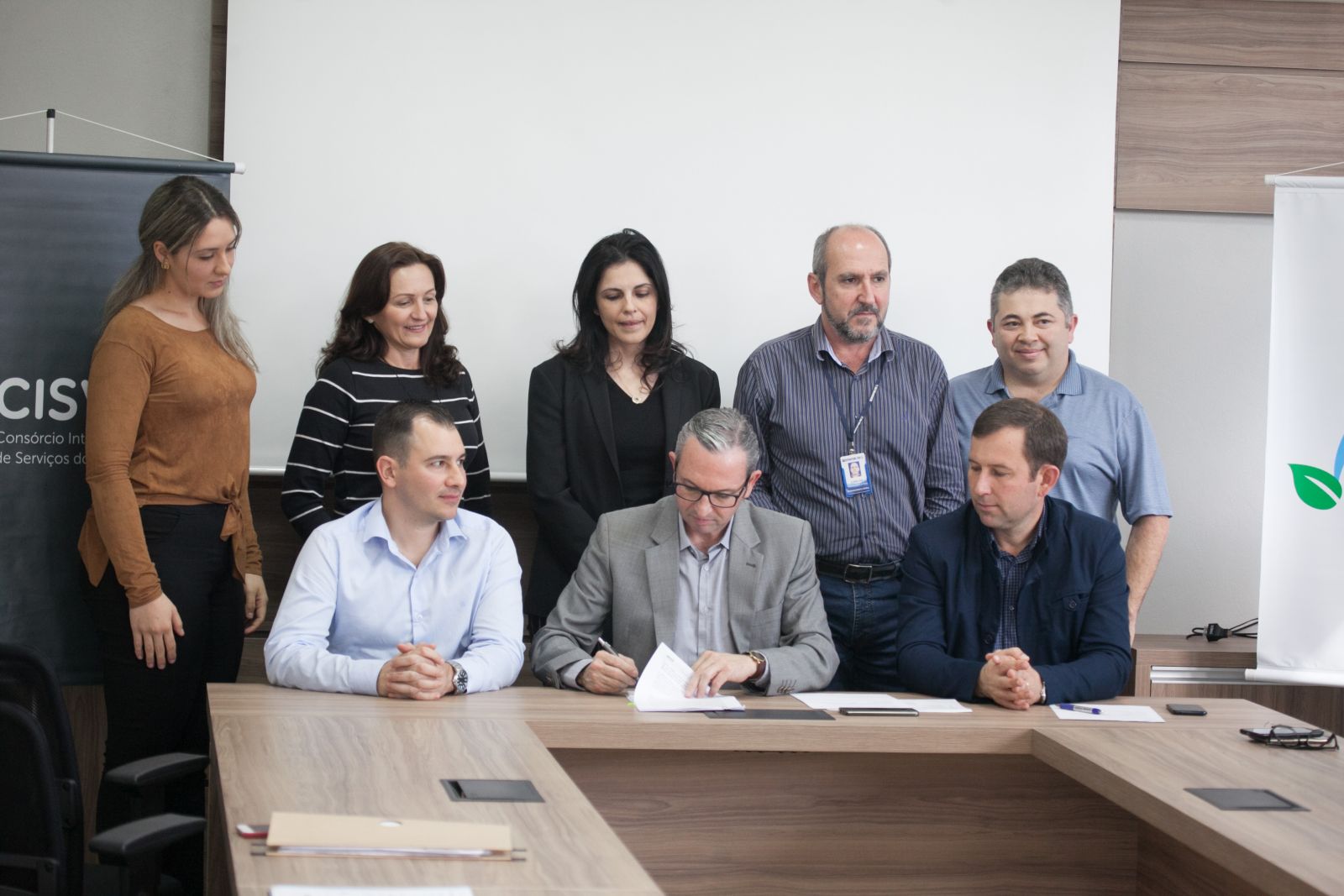 Presidente Cassio Soares assina o contrato com a Compilar