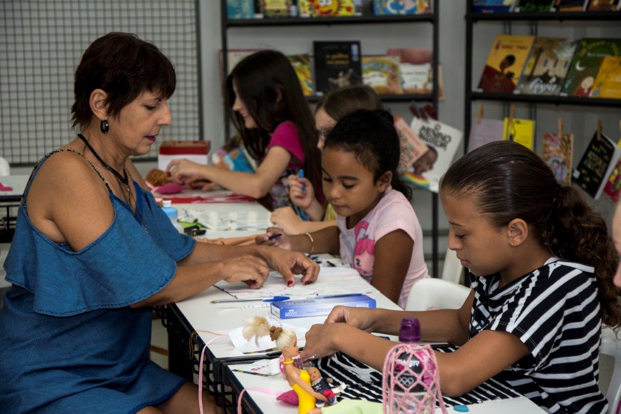 Atividade é conduzida pela instrutora, Valquíria Ayres Garcia