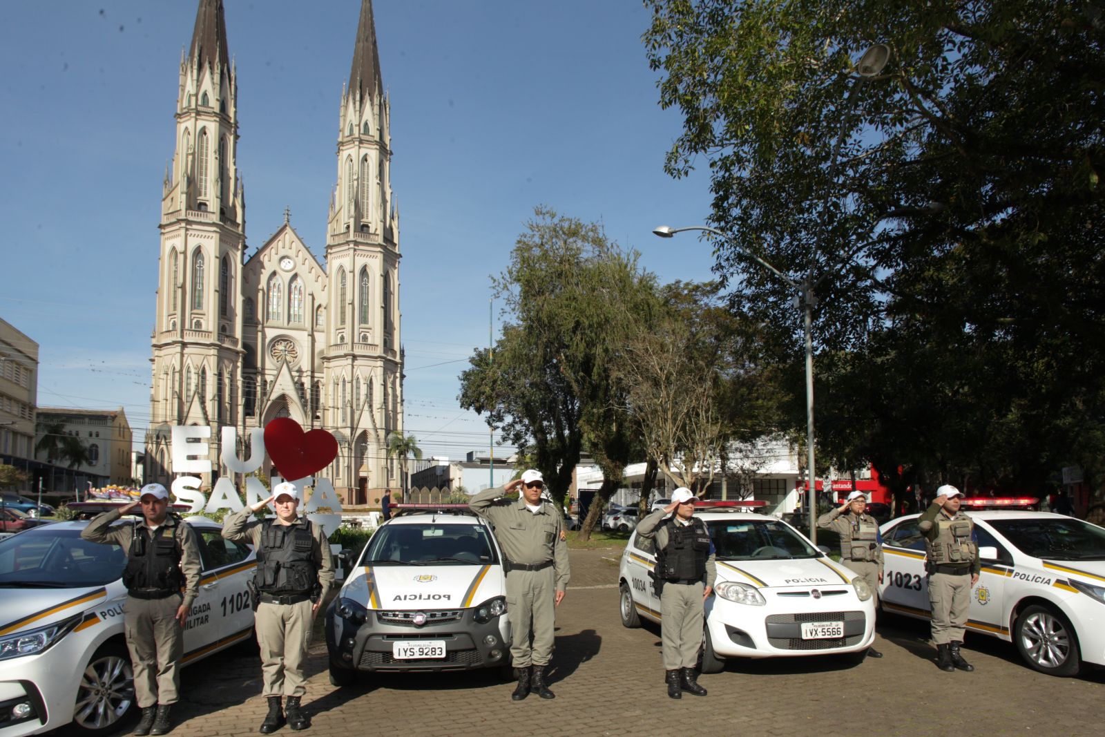 A homenagem foi realizada no mesmo momento em que o policial estava sendo sepultado na Zona Leste de Porto Alegre