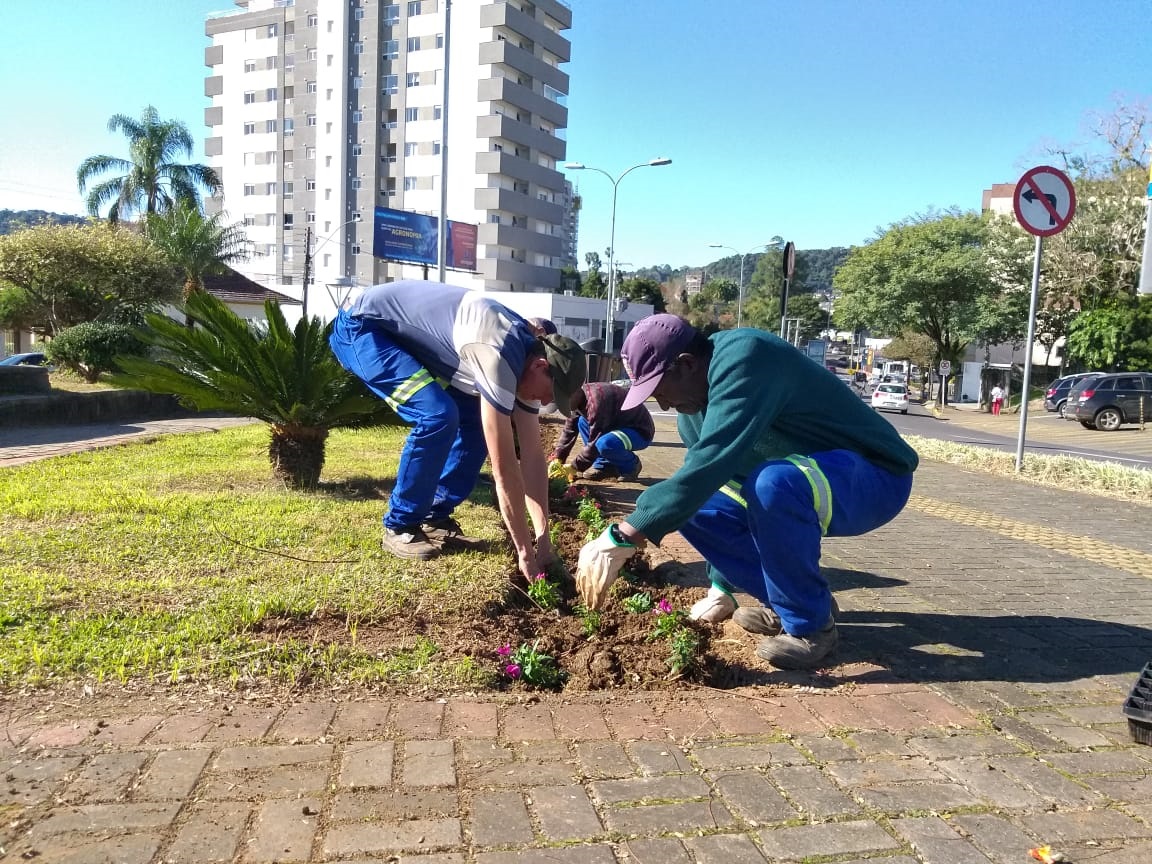 O Monumento do Imigrante recebeu flores nessa quinta-feira 