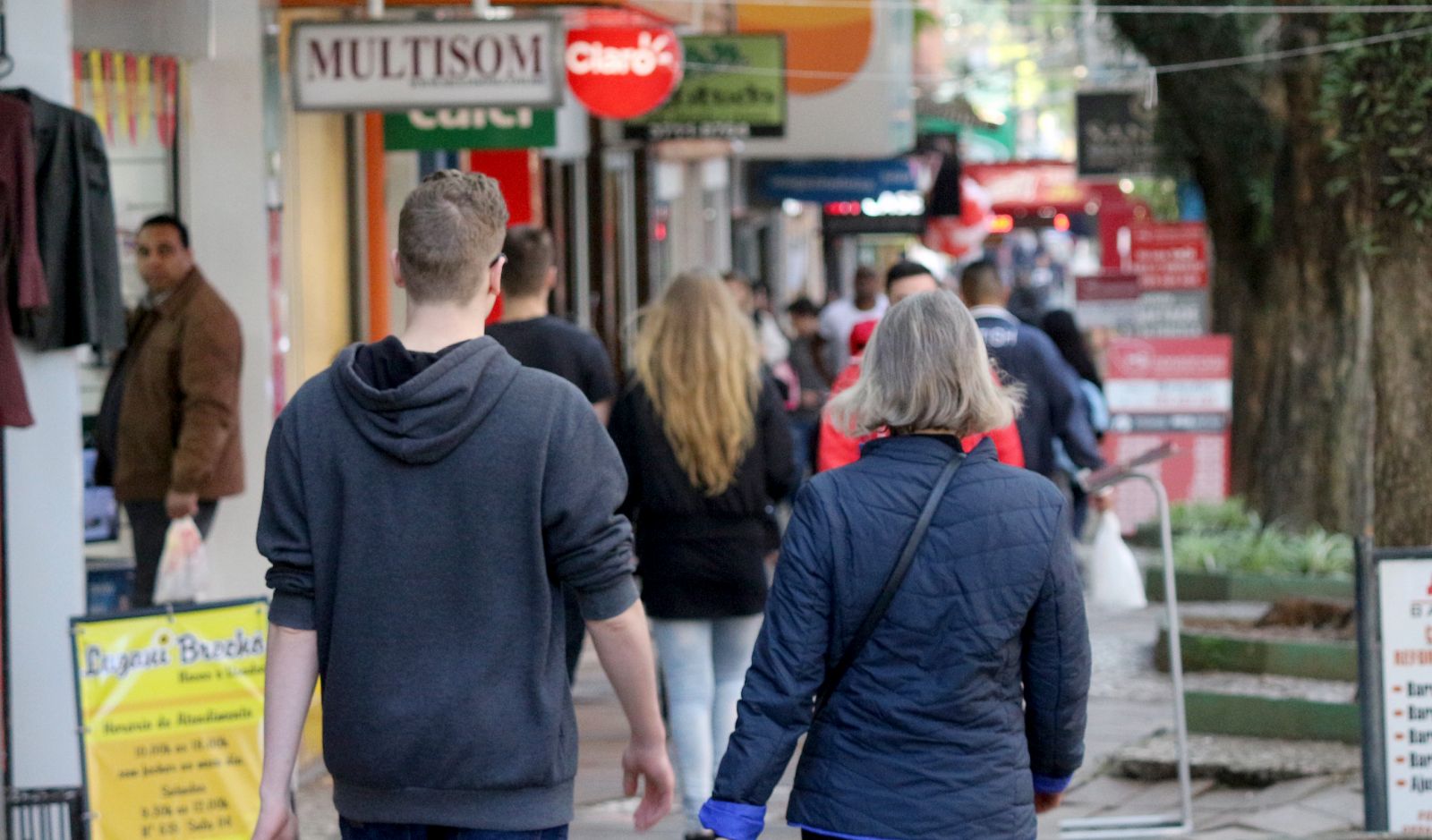 CDL Santa Cruz realiza ações de promoção do comércio local 