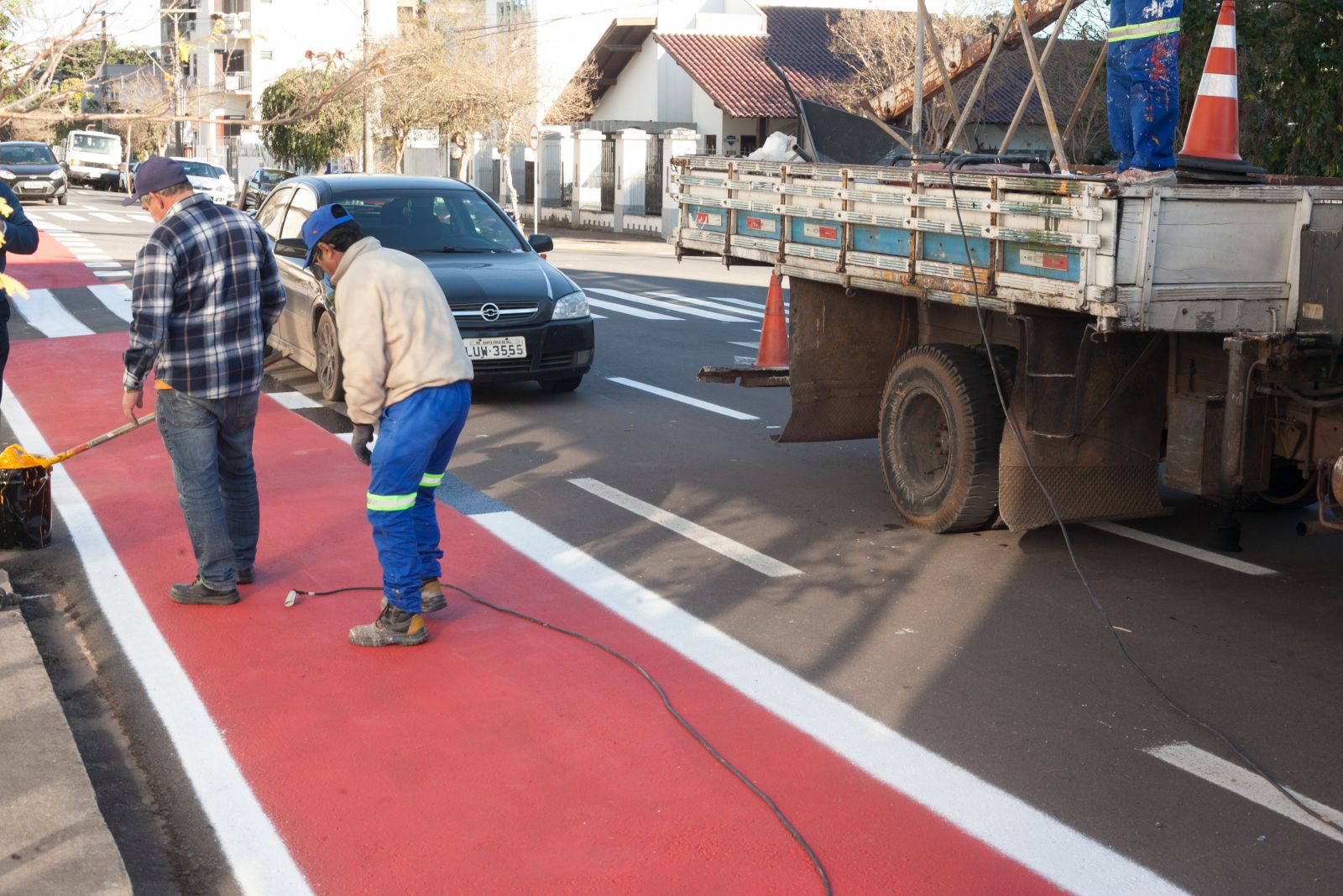 Pintura da faixa chegou ao final da Assis Brasil na tarde do dia 3 de julho