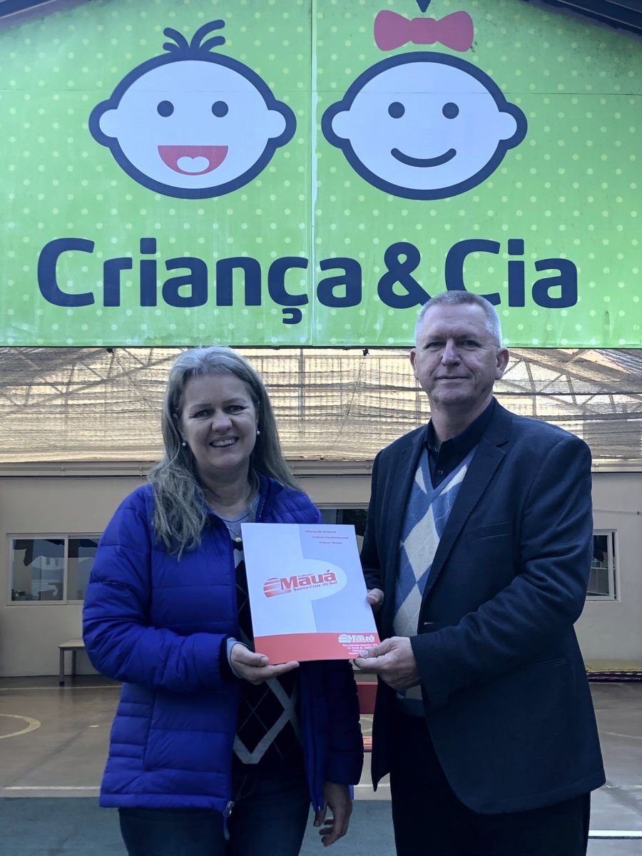 Cristine e Nestor Raschen e estrutura da Escola Criança e Cia