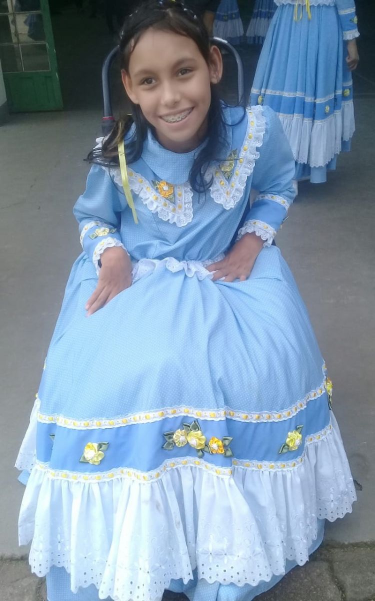 A Eduarda Gabrieli Foletto tem 11 anos e precisa de uma cadeira de rodas especial para dança