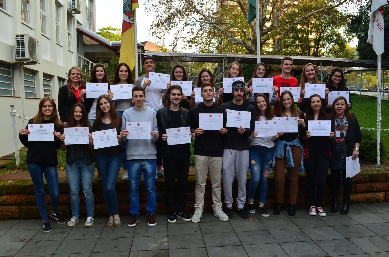 Estudantes aprovados receberam diploma