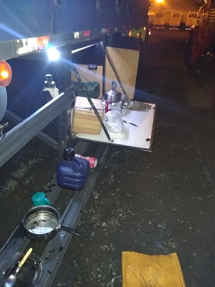 Sauro: 'essa foto Ž da minha cozinha, em Trs Barras, na espera do carregamento. ƒ assim se come na estrada'