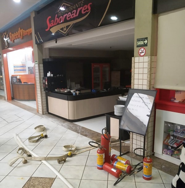 A primeira tentativa de combater o fogo foi feita pelo pessoal do Shopping com o uso dos extintores