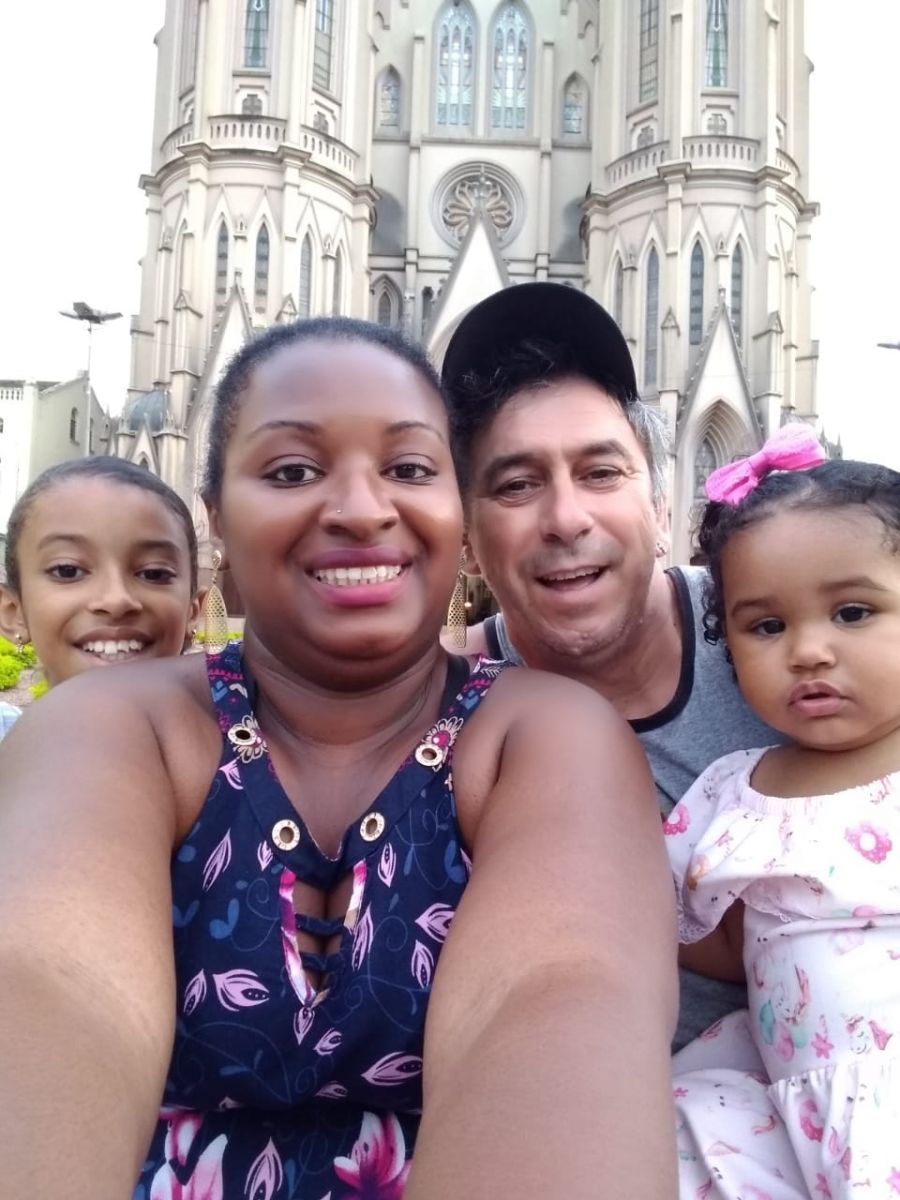 Sauro Ž casado com Mayka, na foto ele est‡ com a esposa e as filhas Mayte e Mirella. O motorista tem mais uma filha, a Daniela de 22 anos