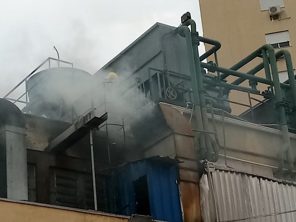 Princípio de incêndio atingiu a coifa do restaurante