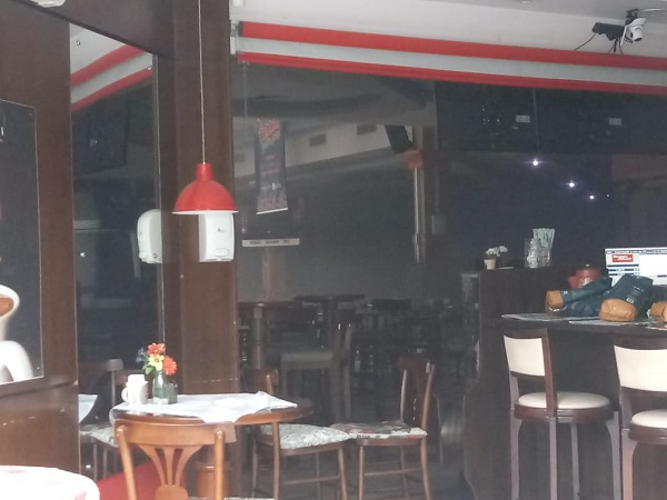 Parte interna continuava com muita fumaça e local foi evacuado