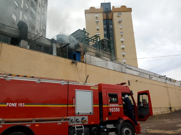Bombeiros continuam trabalhando para extinguir totalmente o fogo