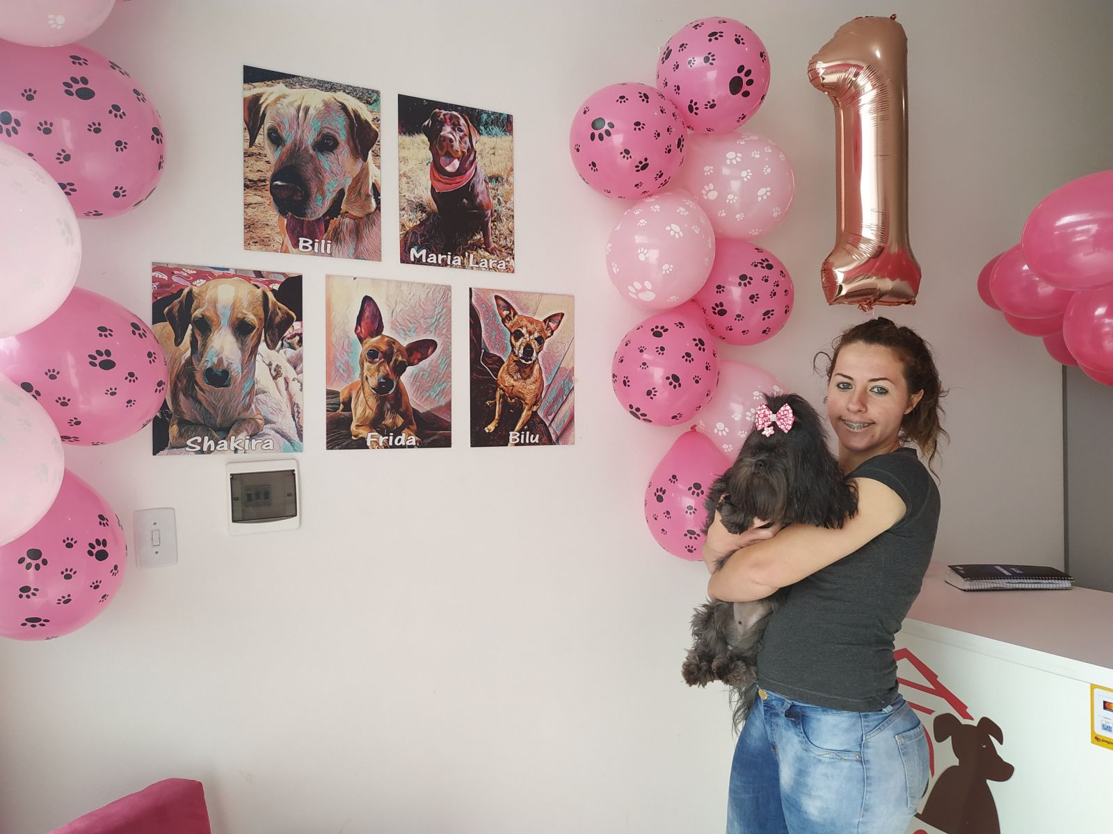 Decoração faz alusão ao primeiro aniversário de serviços prestados