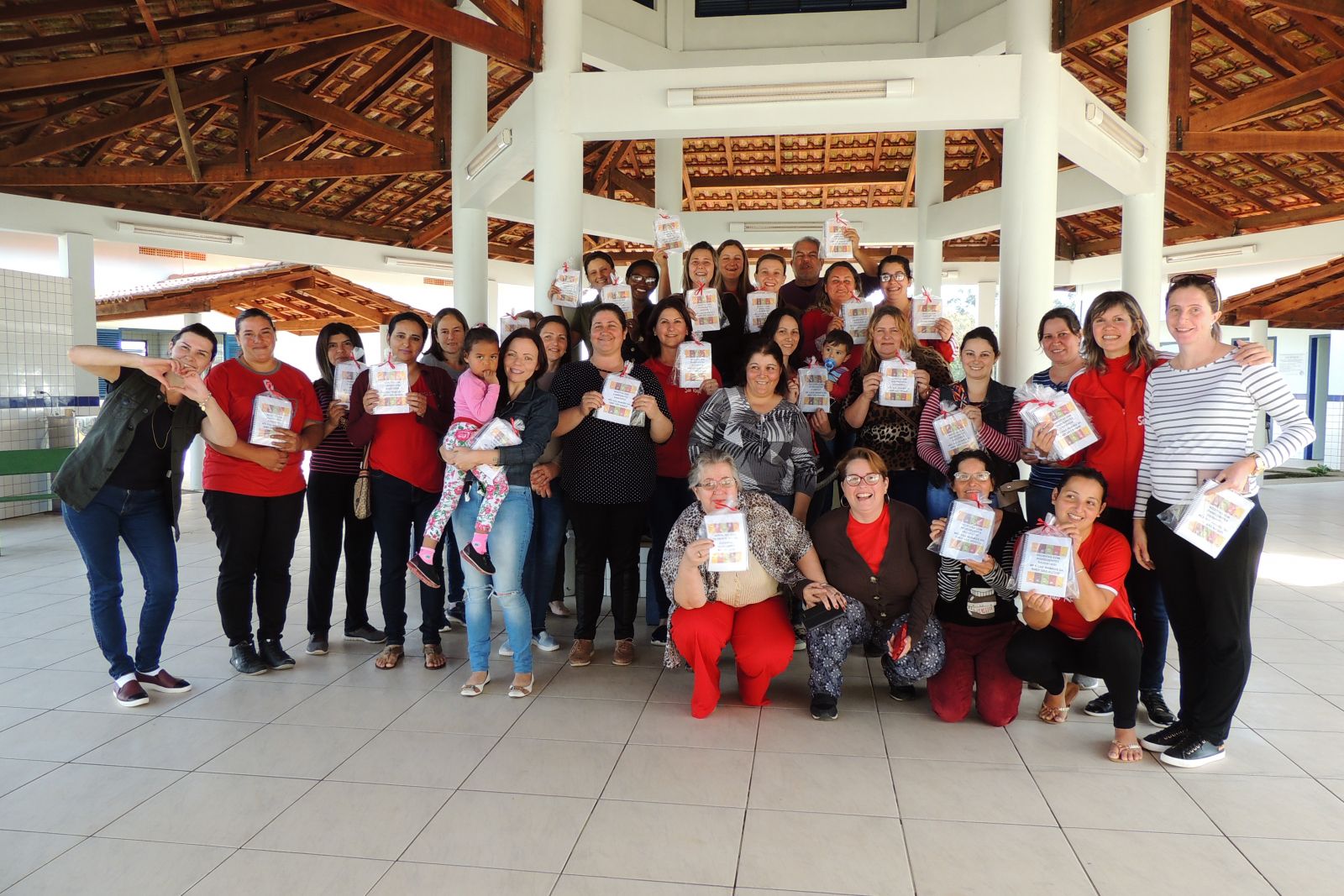 Cada mãe recebeu de presente um livro com todas as receitas indicadas por elas