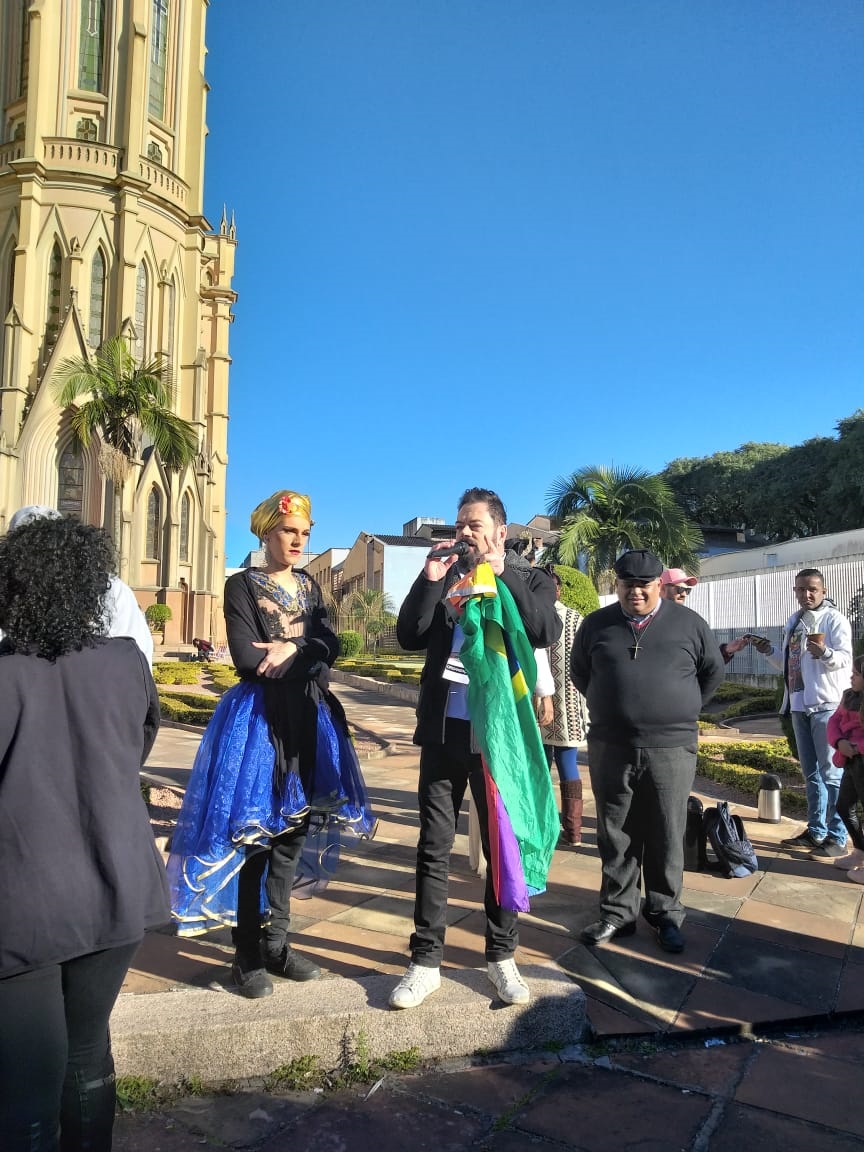 Durante concentração em frente à Praça Getúlio o Padre Jolimar (dir.) falou sobre o amor de Deus com todos