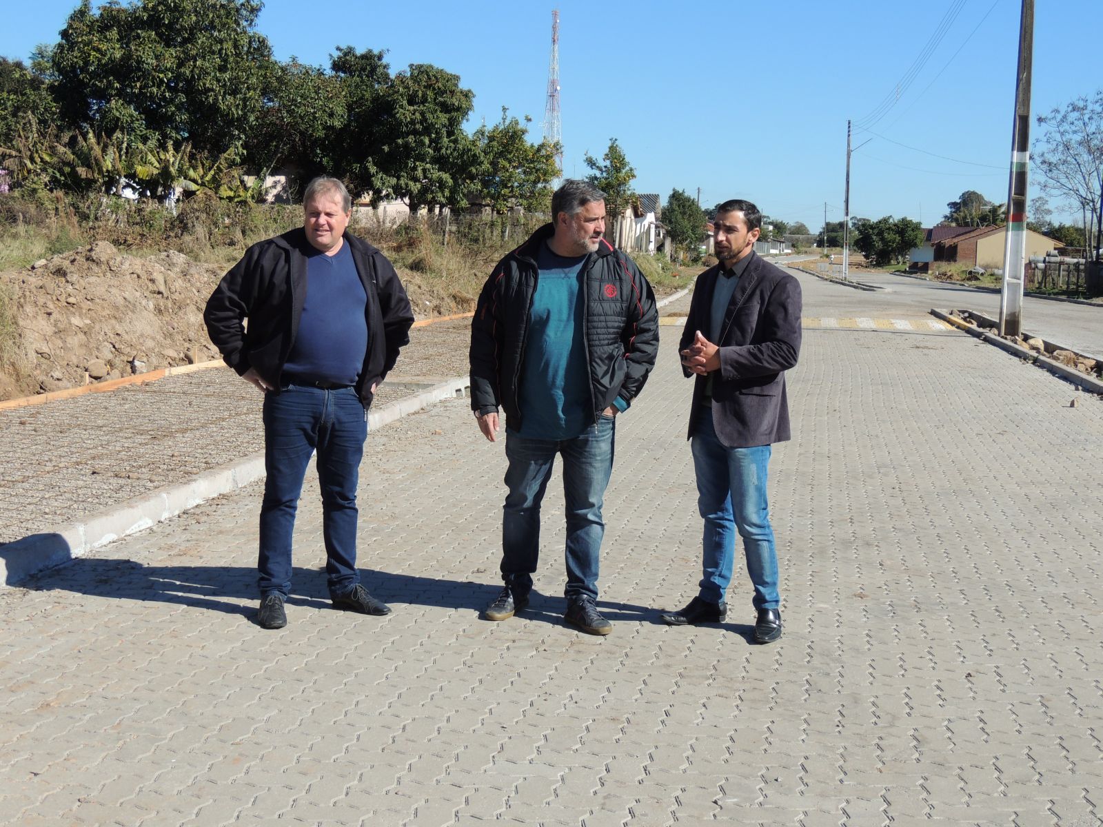 Pimenta, acompanhado do prefeito André e vice Larri conferiu de perto a pavimentação da Avenida Rodolfo Buss. 