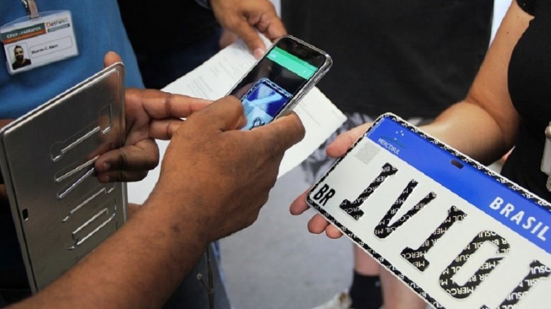 O QR Code possibilita a rastreabilidade da placa, dificultando a sua clonagem e falsificação 