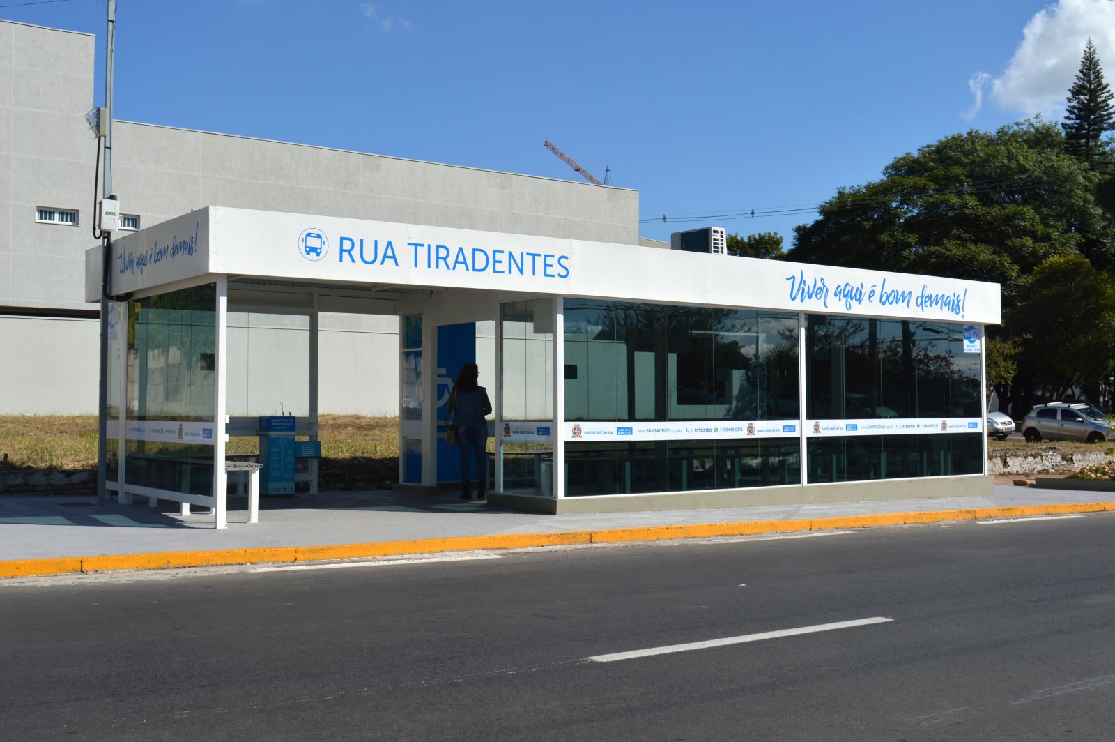 A Superparada localizada na Rua Tiradentes conta com ar-condicionado, internet, bebedouro e capacidade de abrigar atŽ 40 pessoas sentadas