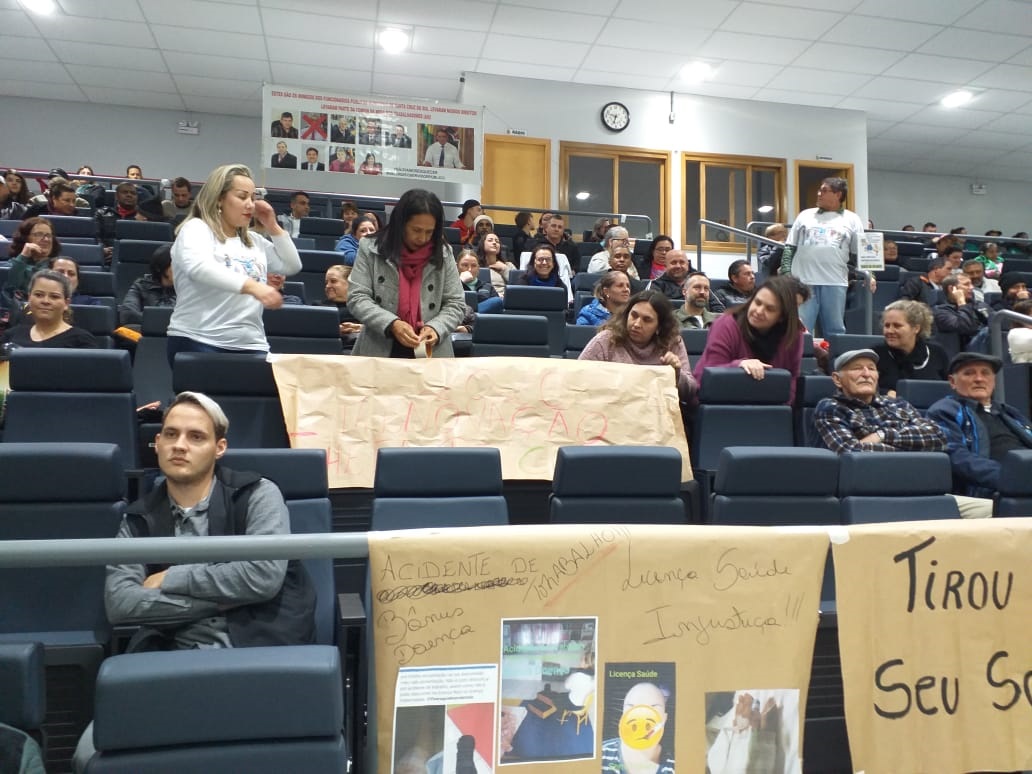 Com um bolo de aniversário em mãos e munidos de cartazes manifestantes clamaram por seus direitos