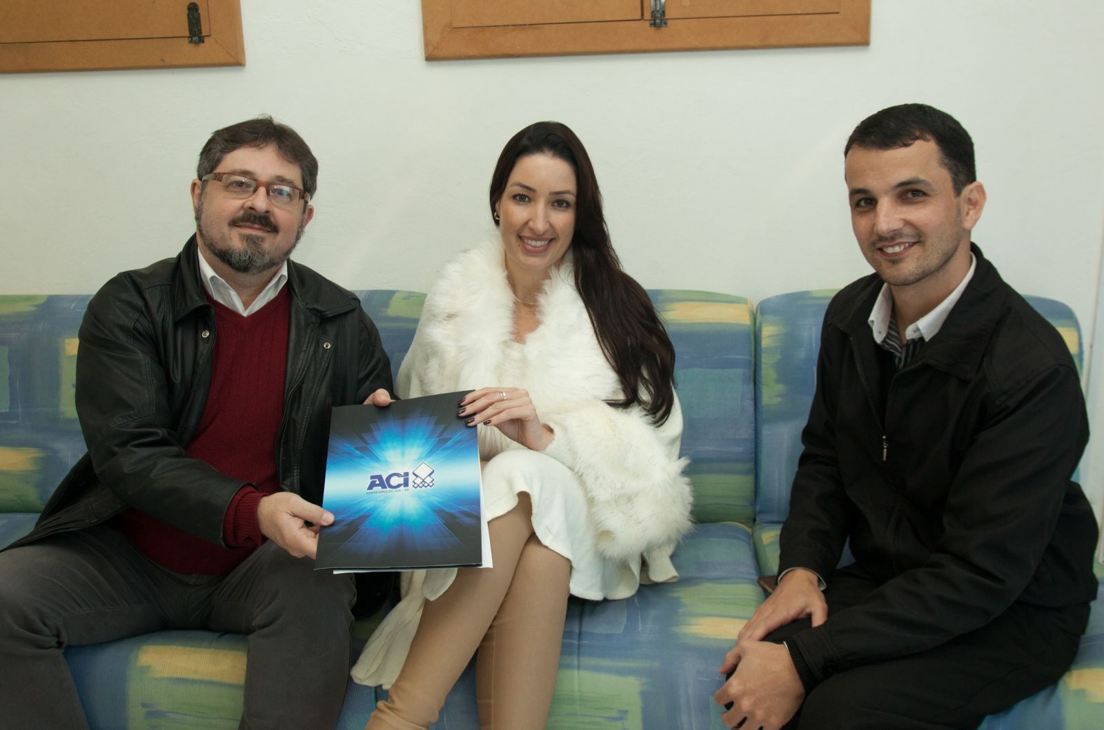 Presidente da ACI, Lucas Rubinger e diretora de eventos da ACI, Fernanda Bastos fizeram convite ao Riovale Jornal