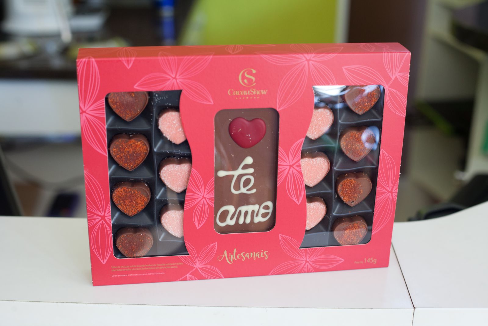 Com um tablete de chocolate ao leite decorado com a frase 'te amo' em chocolate branco, e bombons de chocolate ao leite com recheio de frutas vermelhas. A partir de R$ 38,90