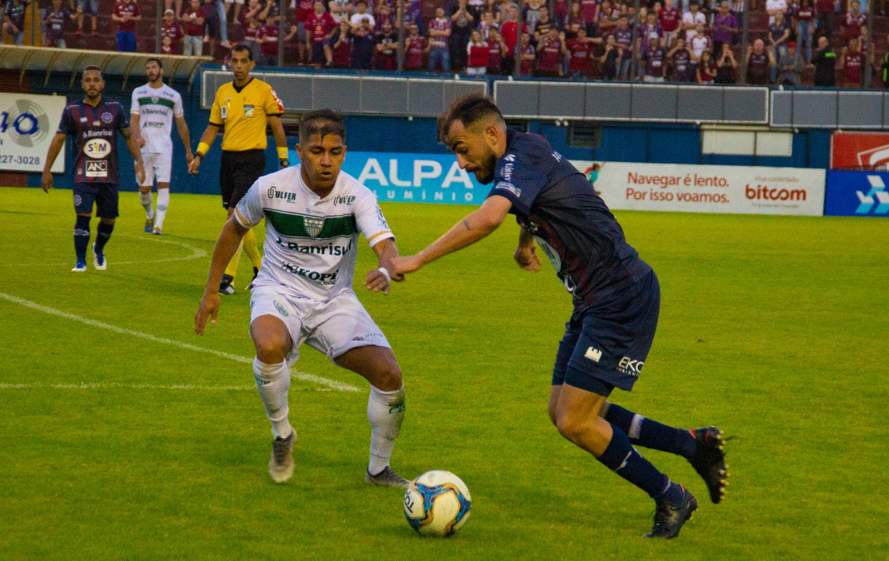 Com dois jogadores a menos, Avenida resistiu à pressão em Caxias