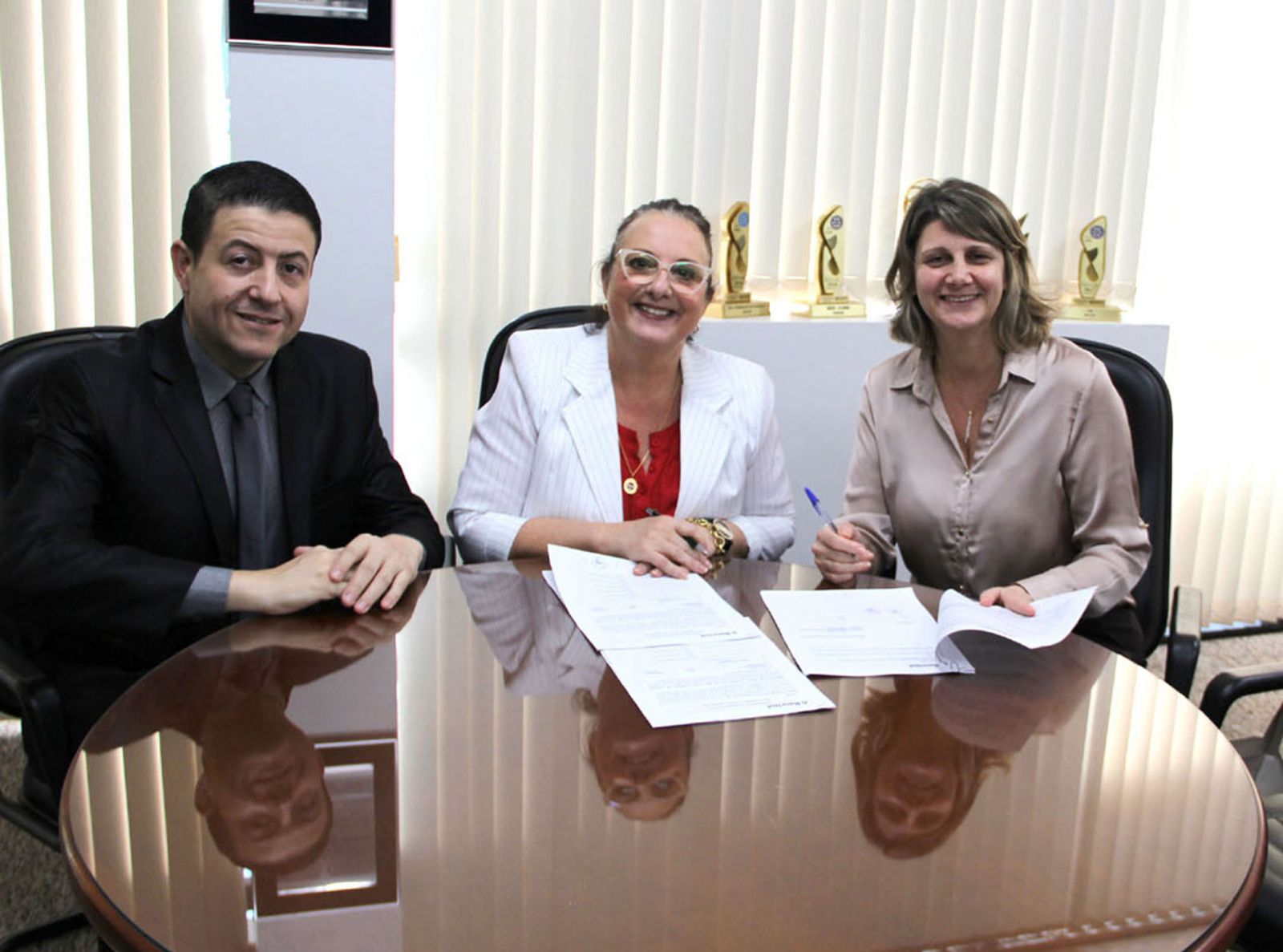 Rafael Notargiacomo, Carmen Lúcia Helfer (C) e Marivania Fontana