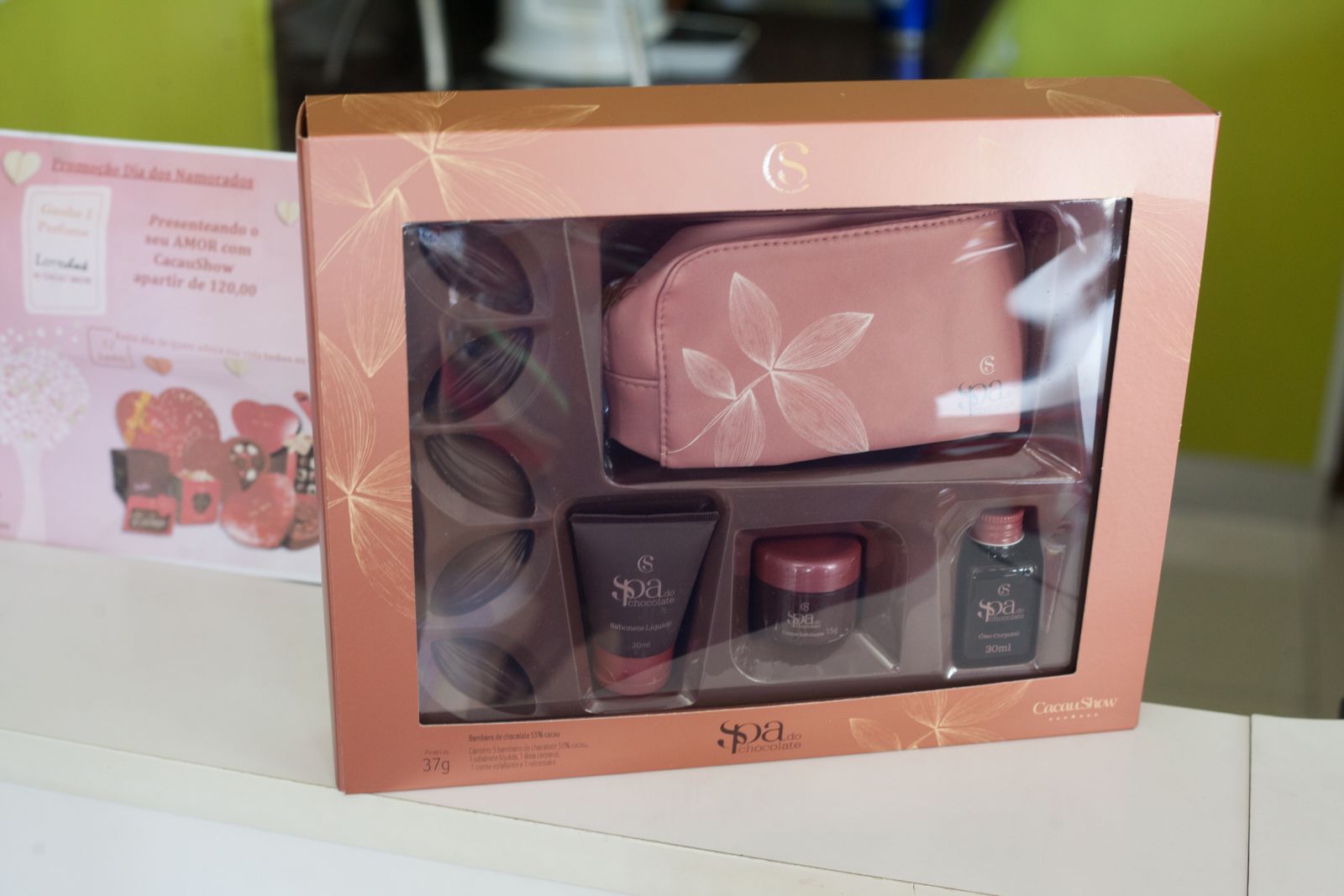 O kit contŽm 5 bombons de chocolate 55% cacau e vem acompanhado de uma nŽcessaire, um sabonete l’quido (30 ml), um —leo corporal (30 ml) e um creme esfoliante (15 g). A partir de R$ 101,90.