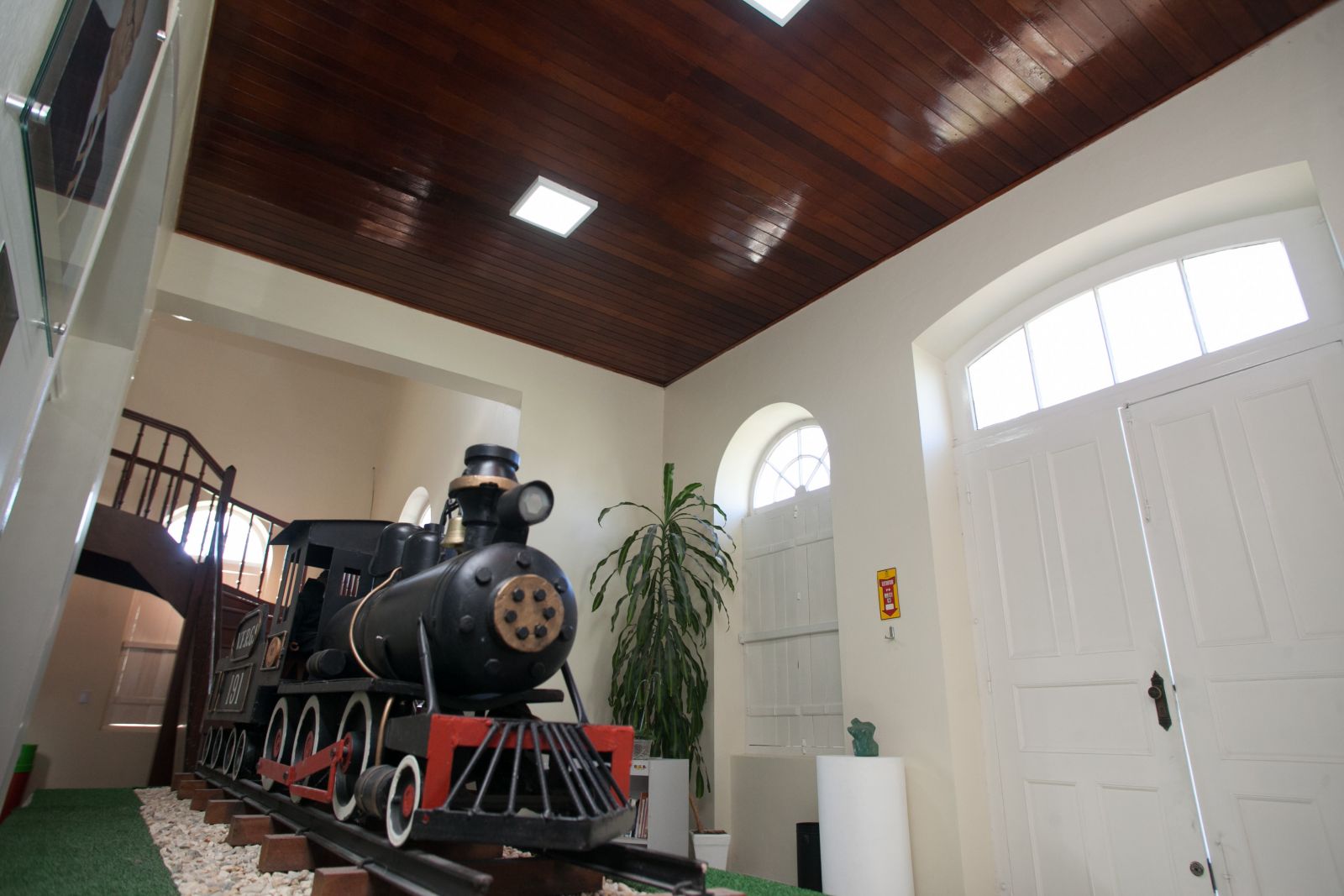 A revitalização interna contou com pintura, inclusão de luminárias e louças na cozinha e banheiros e a troca dos móveis