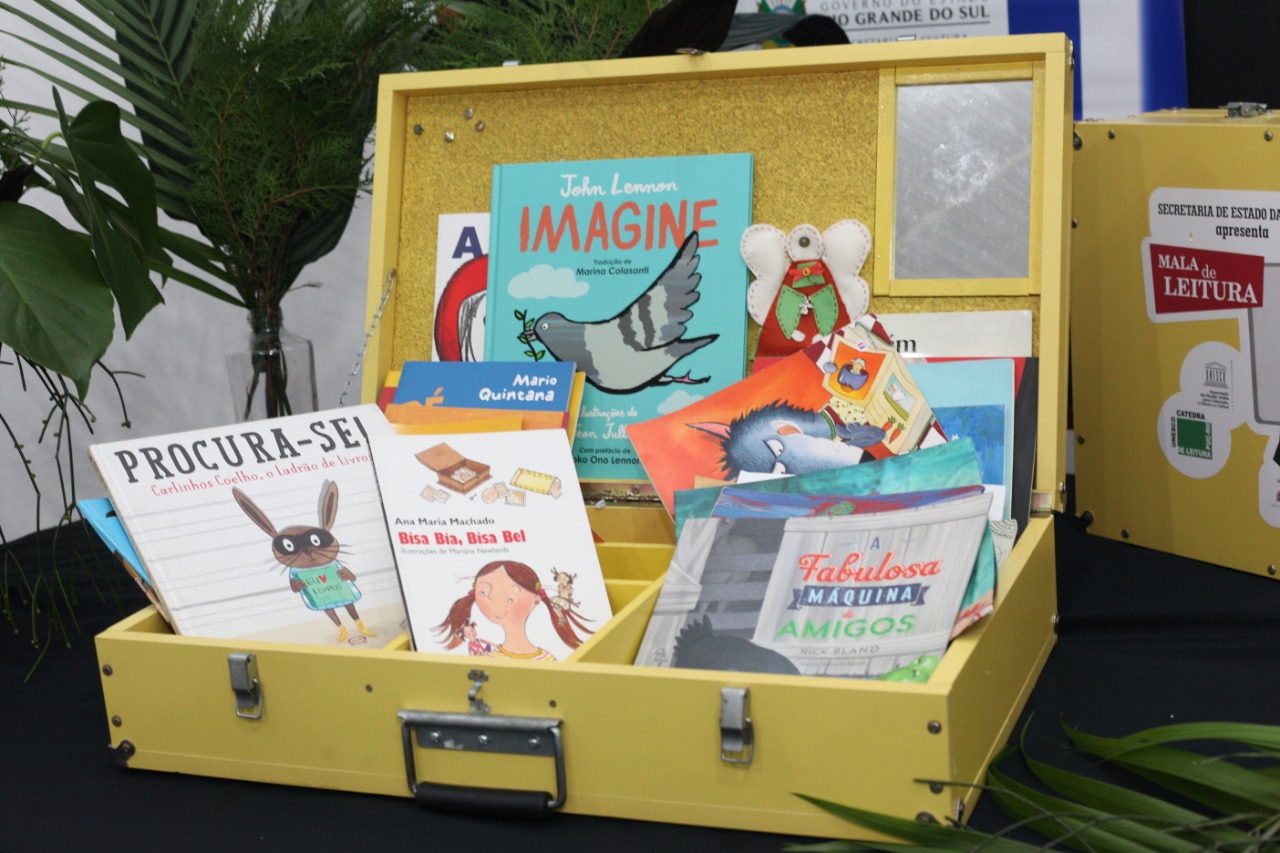 Doze escolas receberão a Mala da Leitura com mais de 30 livros cada. As instituições trocarão de mala entre si após 40 dias