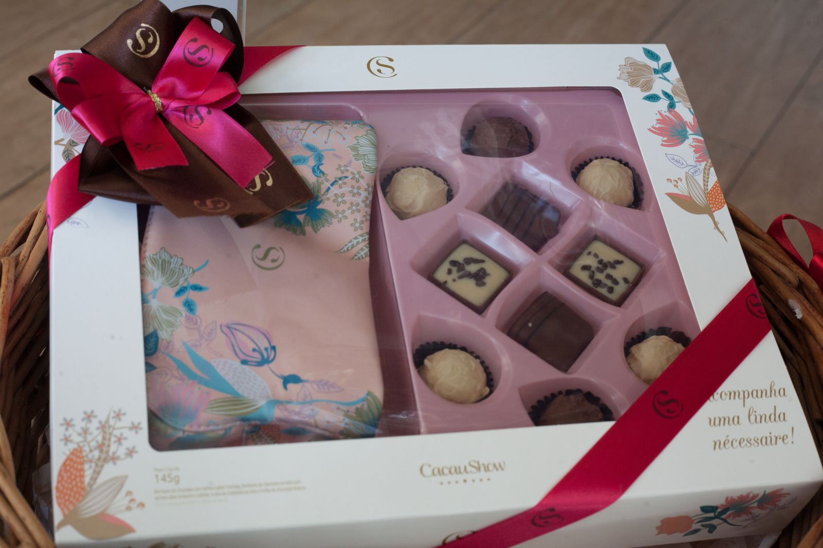 O Kit Ž composto por uma linda nŽcessaire com estampa floral, ideal para guardar maquiagem. AlŽm de Bombons de chocolate com recheio sabor tiramis, chocolate ao leite com recheio sabor brownie e cockies, trufas de chocolate ao leite e trufas de chocolate branco. A partir de R$ 67,90.