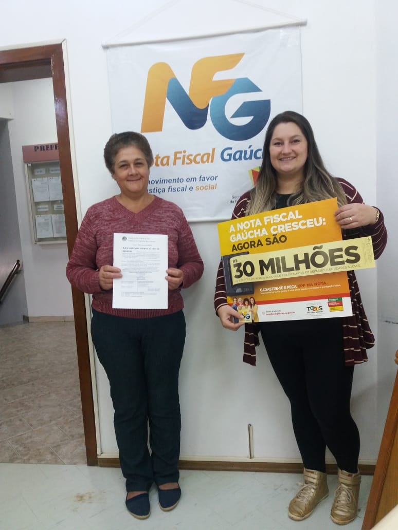 A ganhadora Maria Zenira da Silva Pfeifer com a fiscal Paula Cerentini