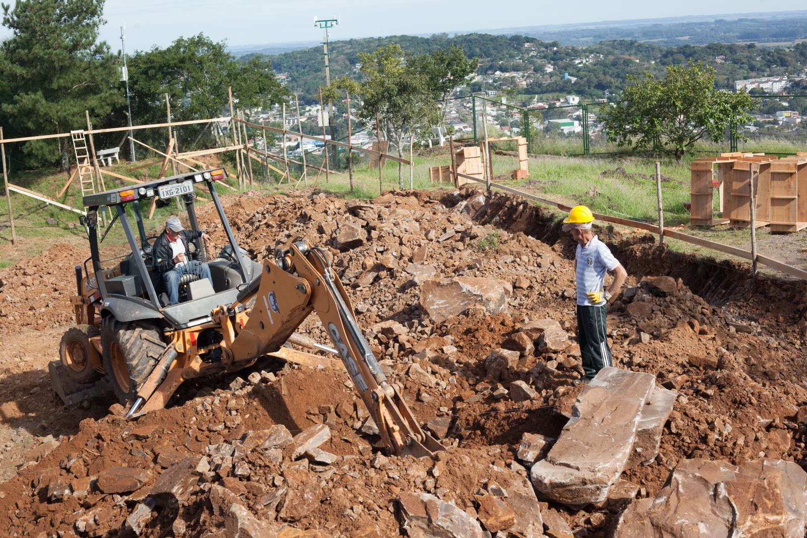 Escavação e retirada de pedras gigantes sofrem com o mau tempo