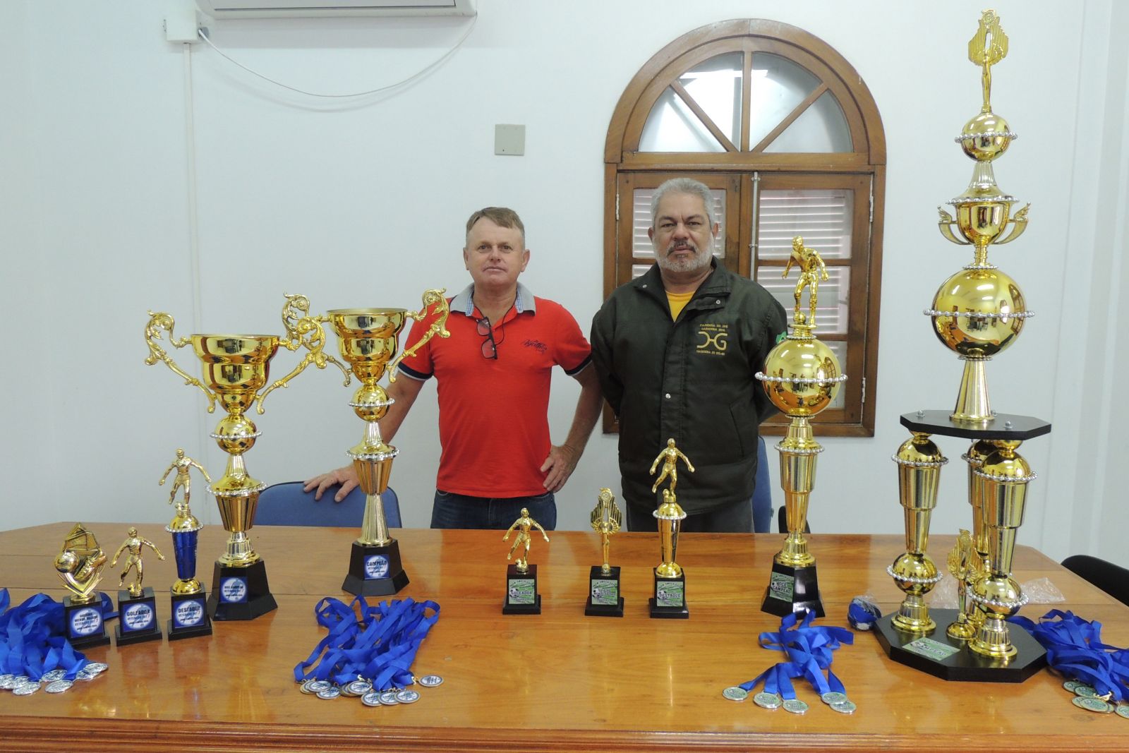 Secretário de Educação, Cultura e Desporto, Valério Garcia e o diretor de esportes, Fernando Behling, com a premiação 