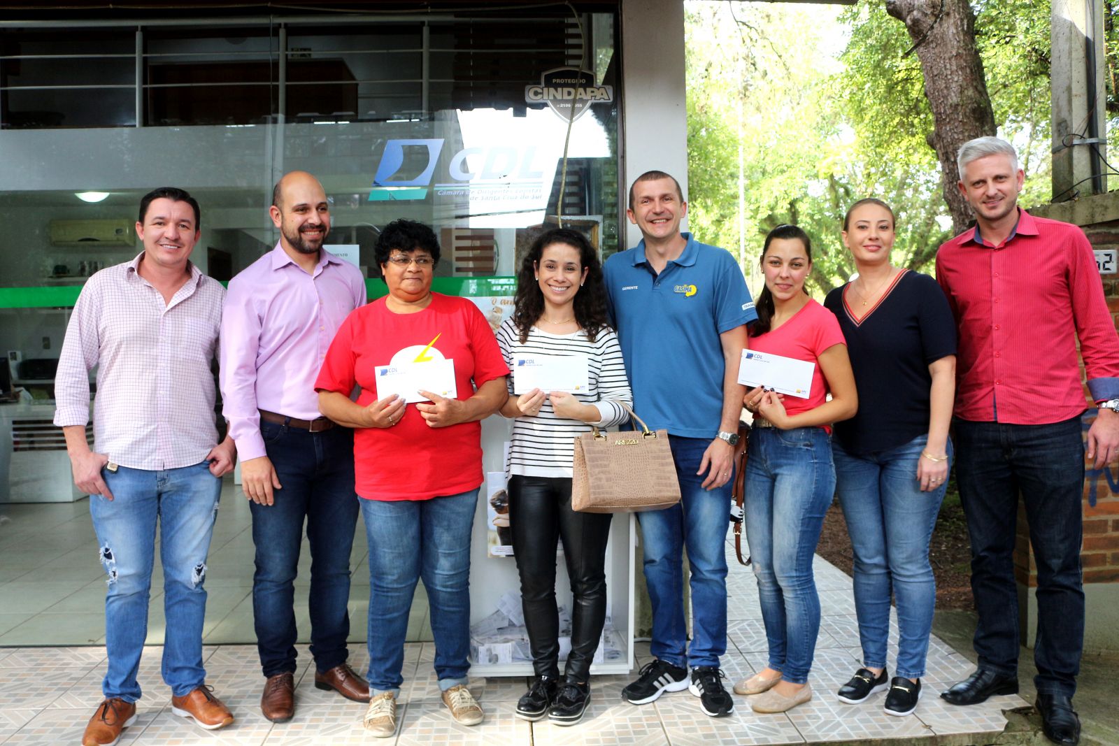 Vencedores da campanha do Dia dos Namorados receberam prêmios nesta quarta 